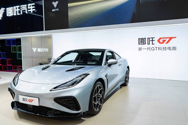 东莞104哪吒汽车在智能汽车领域的表现，领途汽车在新能源汽车市场中的影响力